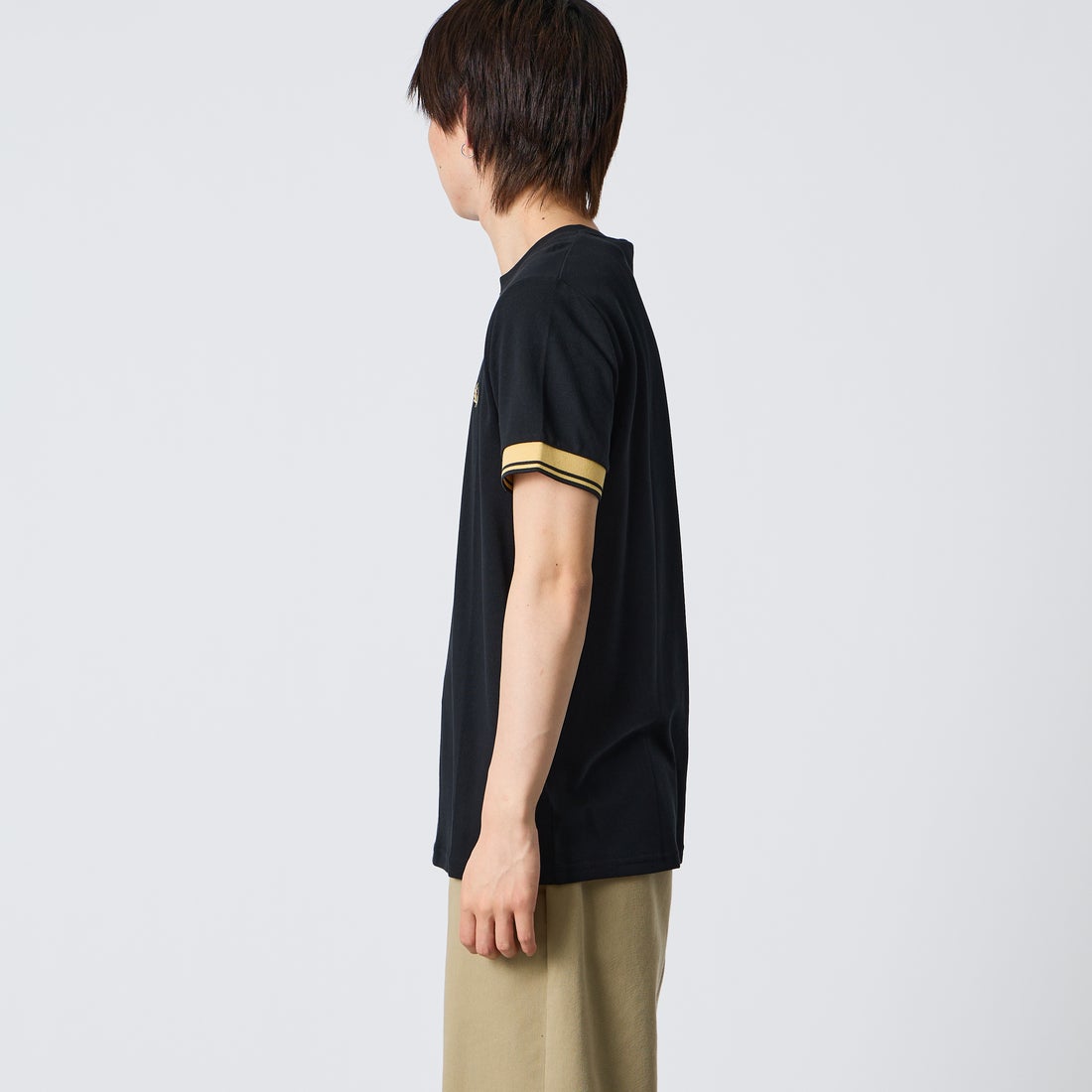 FRED PERRY [フレッドペリー] ワンポイントロゴ刺繍 ツインティップTシャツ [M2396] 90A BLACK &&モデル身長：177cm 着用サイズ：M&&