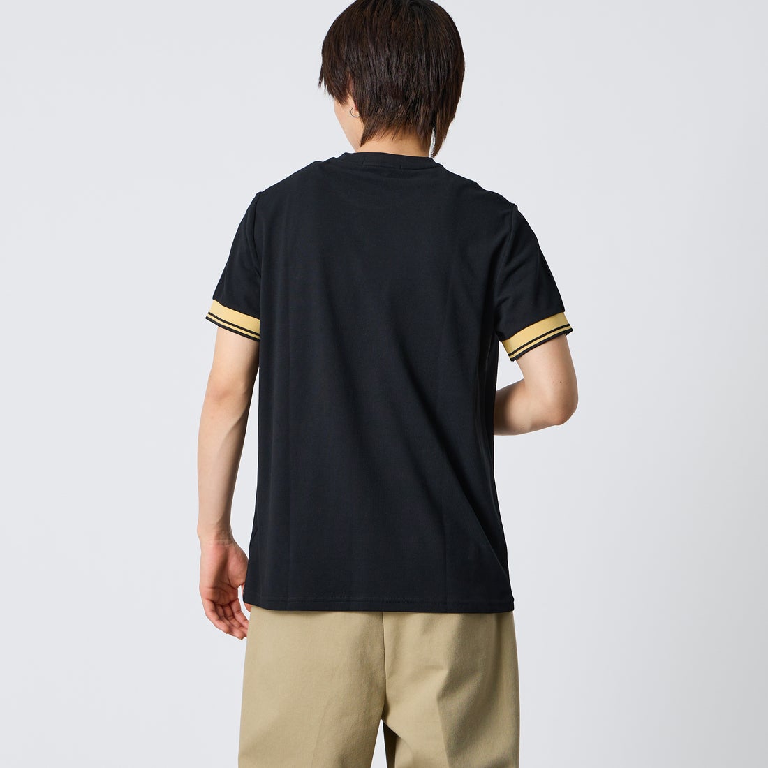 FRED PERRY [フレッドペリー] ワンポイントロゴ刺繍 ツインティップTシャツ [M2396] 90A BLACK &&モデル身長：177cm 着用サイズ：M&&