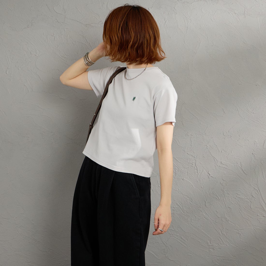 Gymphlex [ジムフレックス] ワンポイントロゴ刺繍 ショート丈Tシャツ [GY-C0539FLK] LT.GREY &&モデル身長：158cm 着用サイズ：14&&
