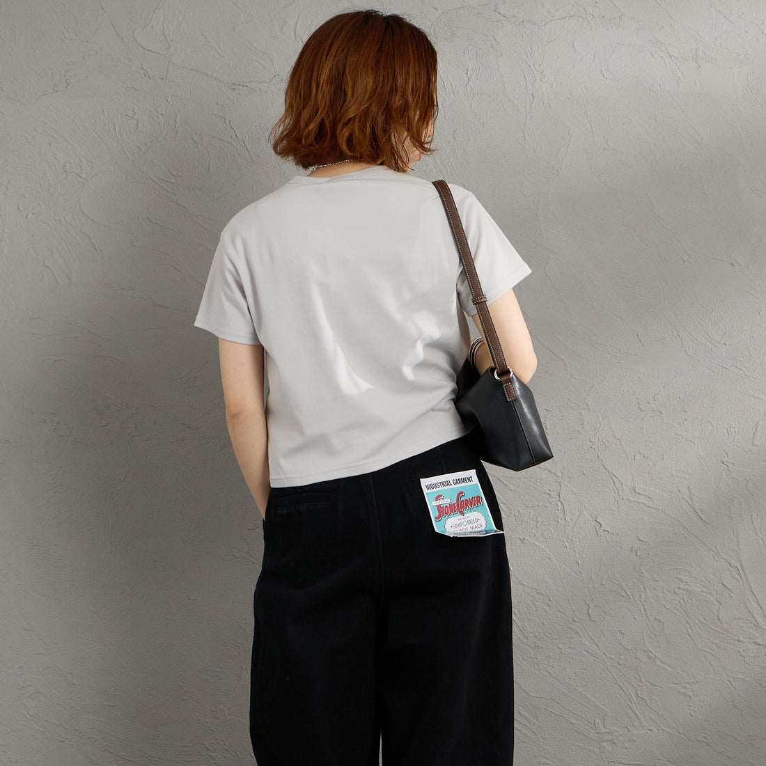 Gymphlex [ジムフレックス] ワンポイントロゴ刺繍 ショート丈Tシャツ [GY-C0539FLK] LT.GREY &&モデル身長：158cm 着用サイズ：14&&