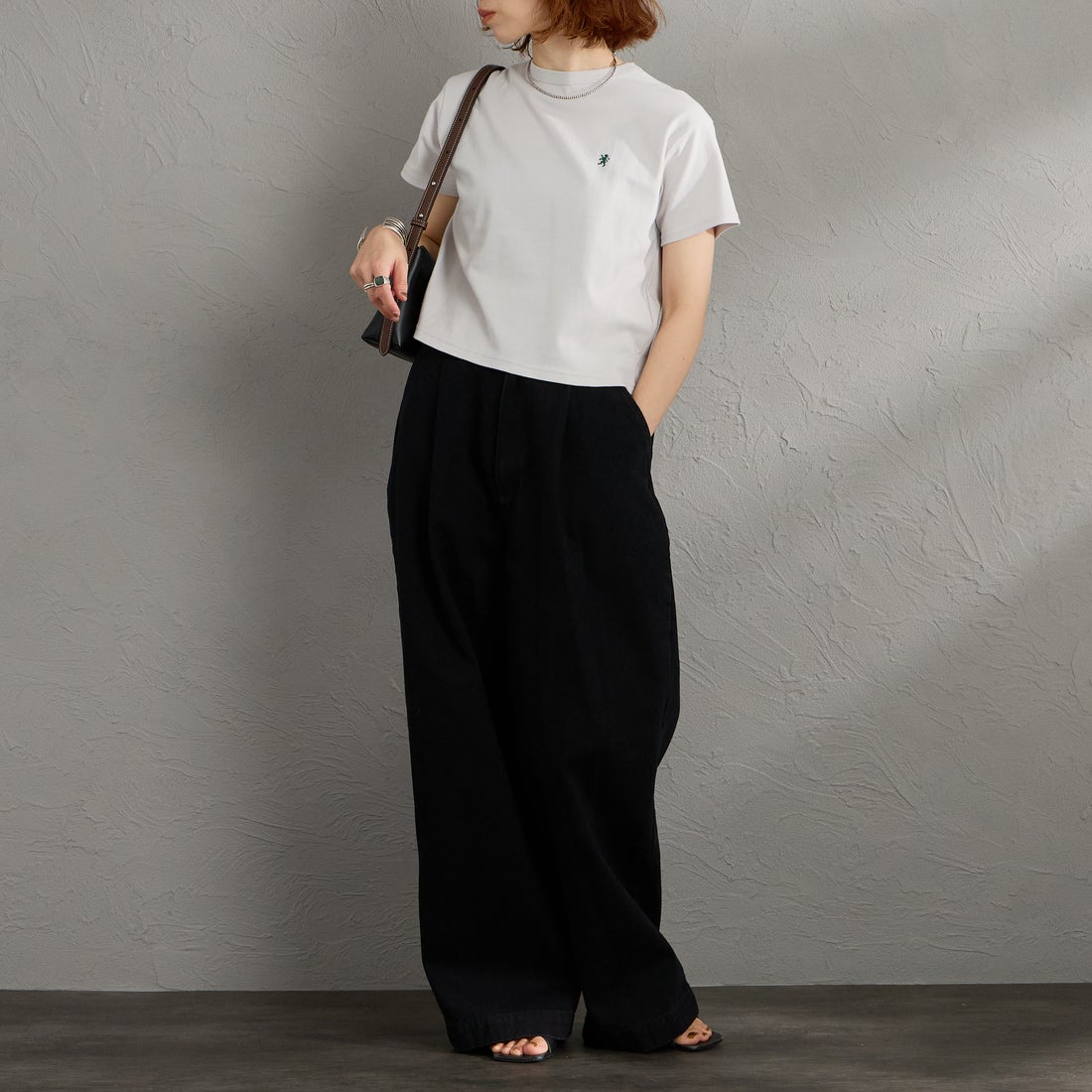 Gymphlex [ジムフレックス] ワンポイントロゴ刺繍 ショート丈Tシャツ [GY-C0539FLK] LT.GREY &&モデル身長：158cm 着用サイズ：14&&