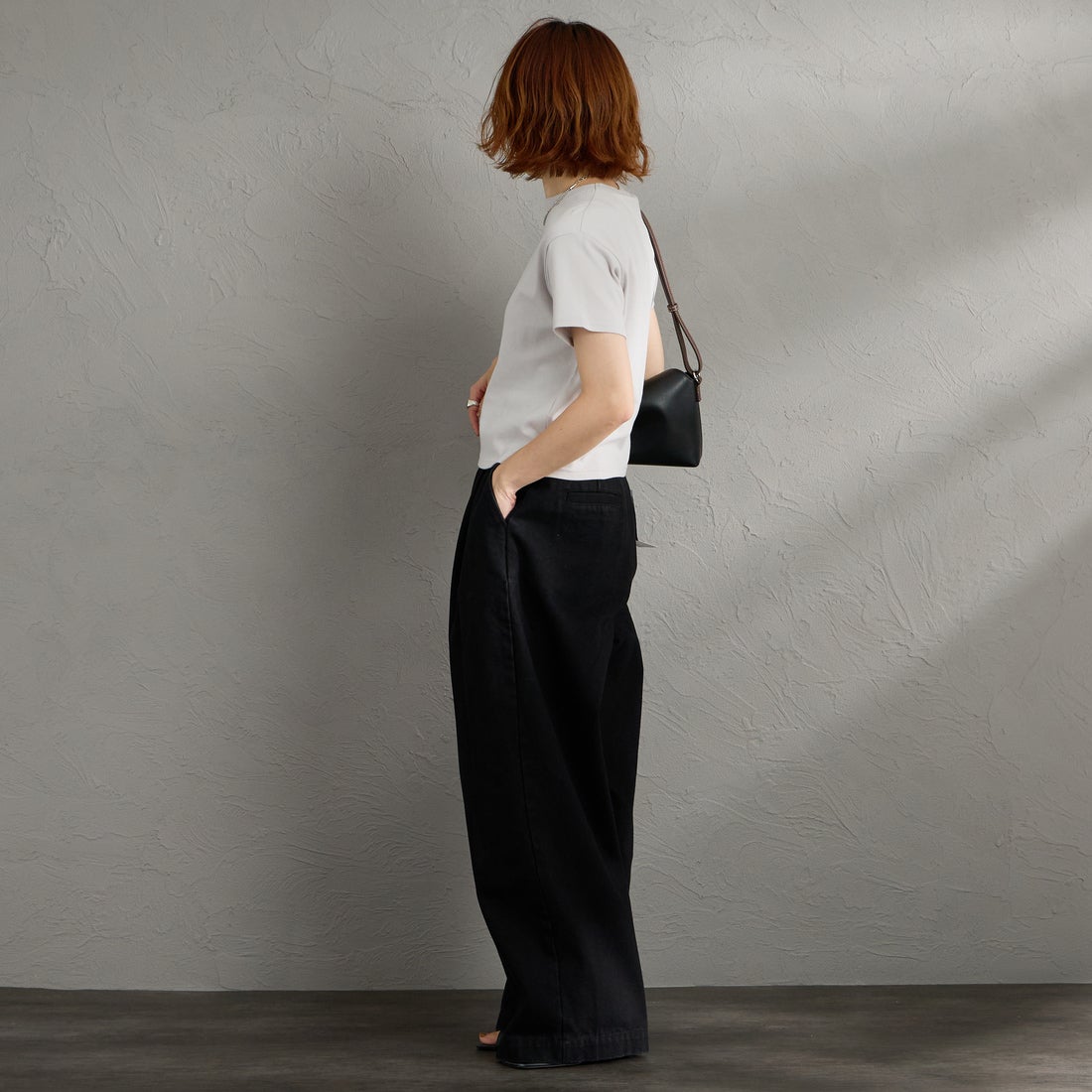 Gymphlex [ジムフレックス] ワンポイントロゴ刺繍 ショート丈Tシャツ [GY-C0539FLK] LT.GREY &&モデル身長：158cm 着用サイズ：14&&