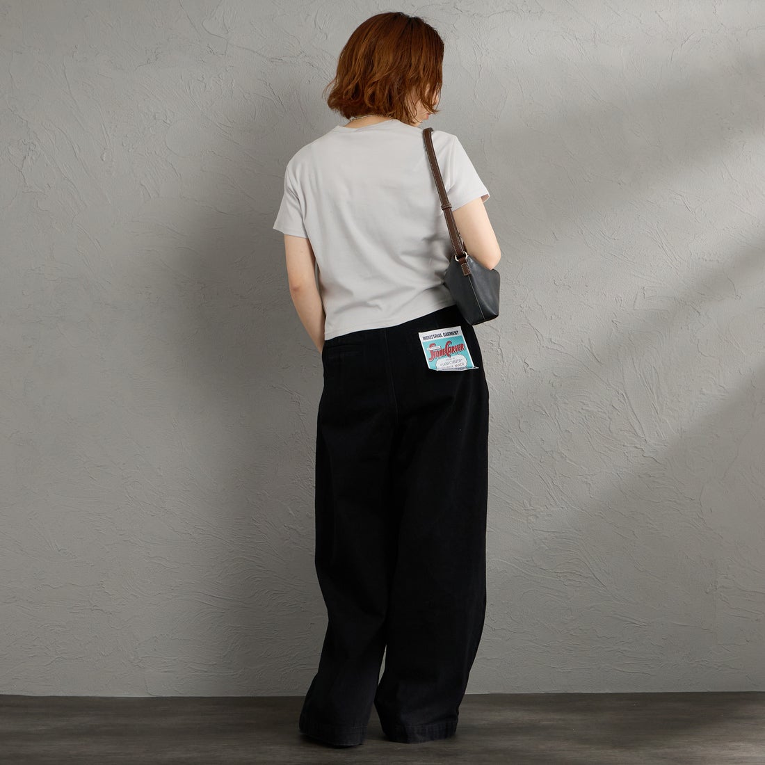 Gymphlex [ジムフレックス] ワンポイントロゴ刺繍 ショート丈Tシャツ [GY-C0539FLK] LT.GREY &&モデル身長：158cm 着用サイズ：14&&