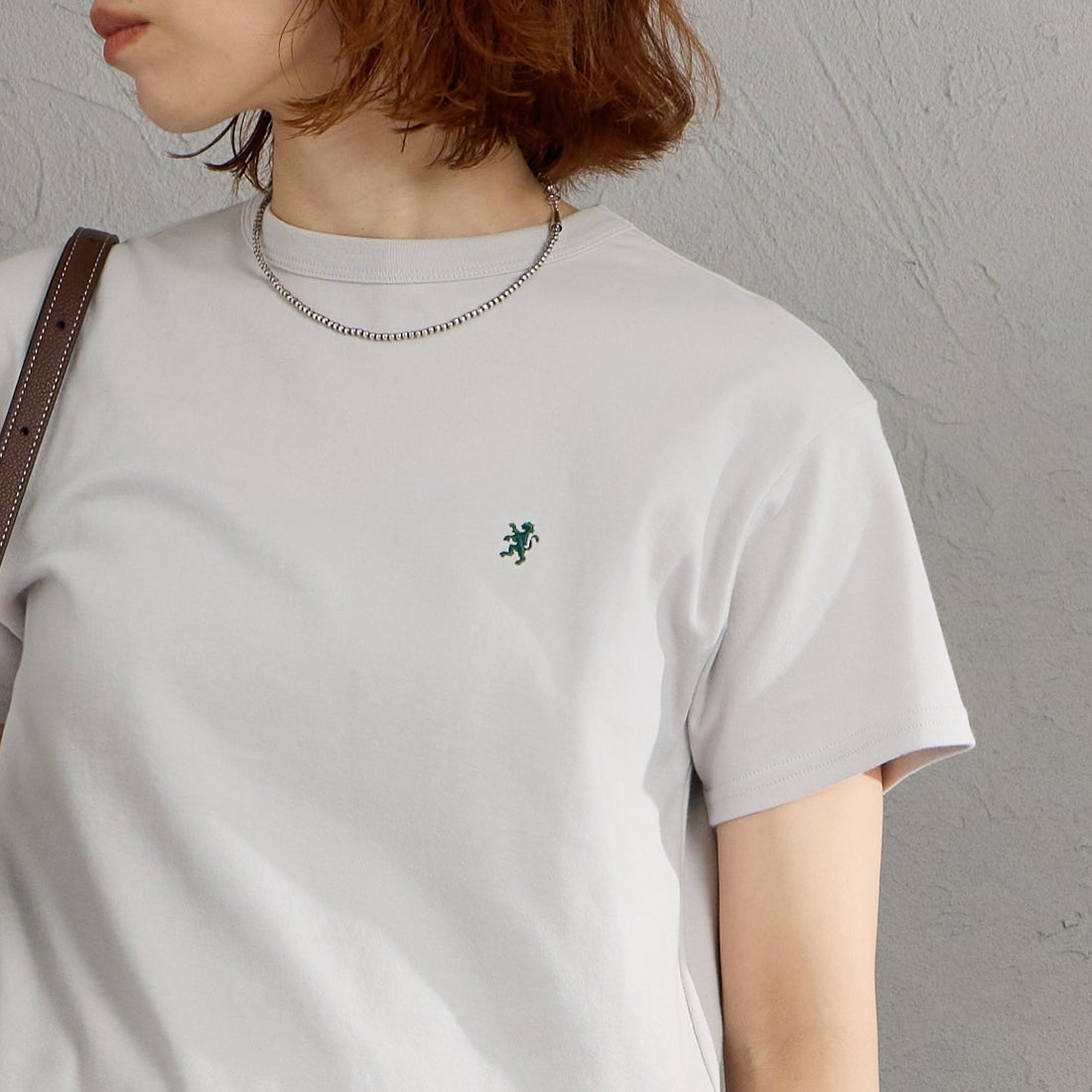 Gymphlex [ジムフレックス] ワンポイントロゴ刺繍 ショート丈Tシャツ [GY-C0539FLK] LT.GREY &&モデル身長：158cm 着用サイズ：14&&