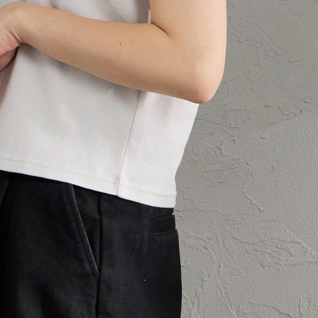 Gymphlex [ジムフレックス] ワンポイントロゴ刺繍 ショート丈Tシャツ [GY-C0539FLK] LT.GREY &&モデル身長：158cm 着用サイズ：14&&