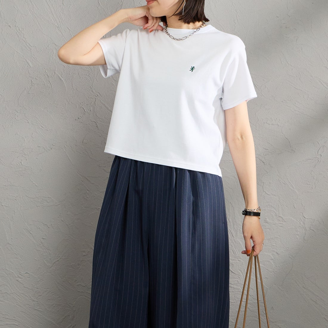 Gymphlex [ジムフレックス] ワンポイントロゴ刺繍 ショート丈Tシャツ [GY-C0539FLK] WHITE &&モデル身長：160cm 着用サイズ：14&&