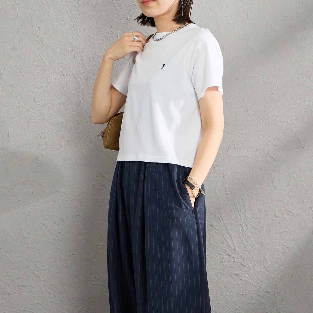 Gymphlex [ジムフレックス] ワンポイントロゴ刺繍 ショート丈Tシャツ [GY-C0539FLK] WHITE &&モデル身長：160cm 着用サイズ：14&&