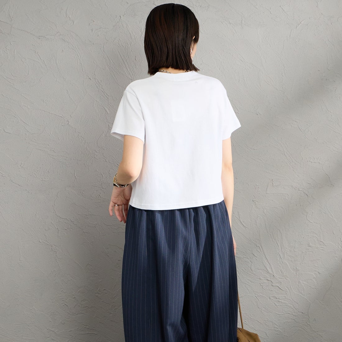 Gymphlex [ジムフレックス] ワンポイントロゴ刺繍 ショート丈Tシャツ [GY-C0539FLK] WHITE &&モデル身長：160cm 着用サイズ：14&&
