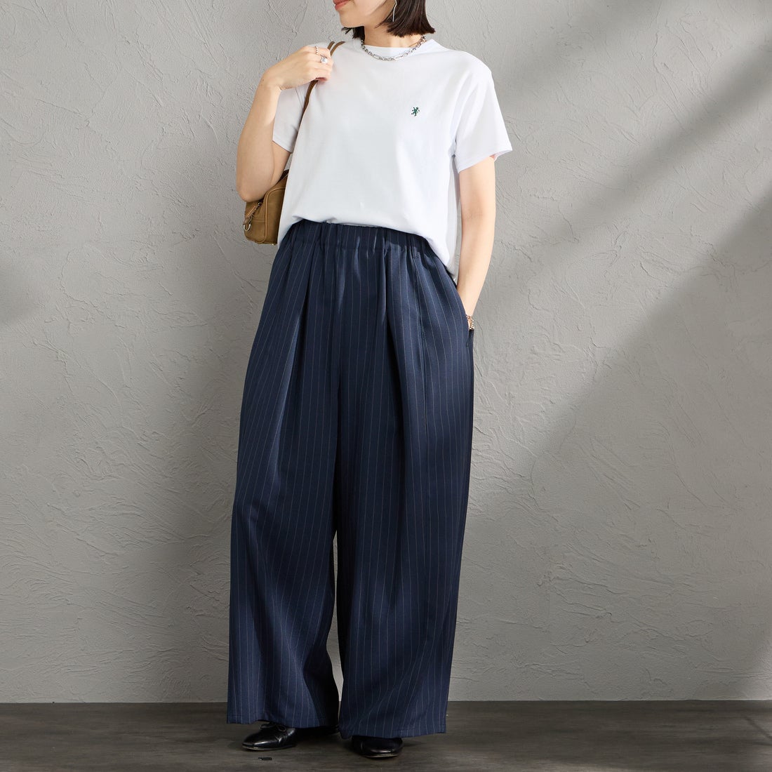 Gymphlex [ジムフレックス] ワンポイントロゴ刺繍 ショート丈Tシャツ [GY-C0539FLK] WHITE &&モデル身長：160cm 着用サイズ：14&&