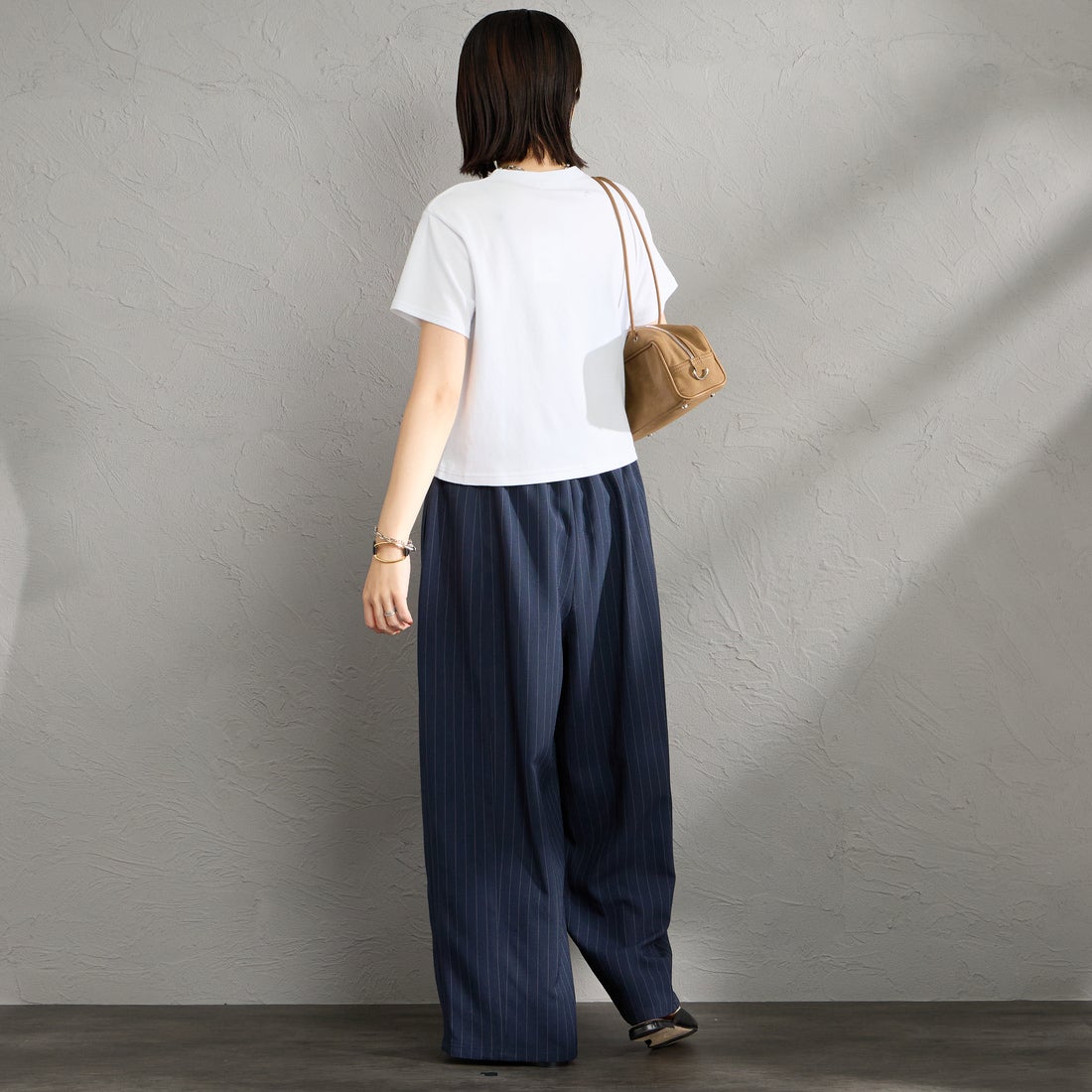 Gymphlex [ジムフレックス] ワンポイントロゴ刺繍 ショート丈Tシャツ [GY-C0539FLK] WHITE &&モデル身長：160cm 着用サイズ：14&&