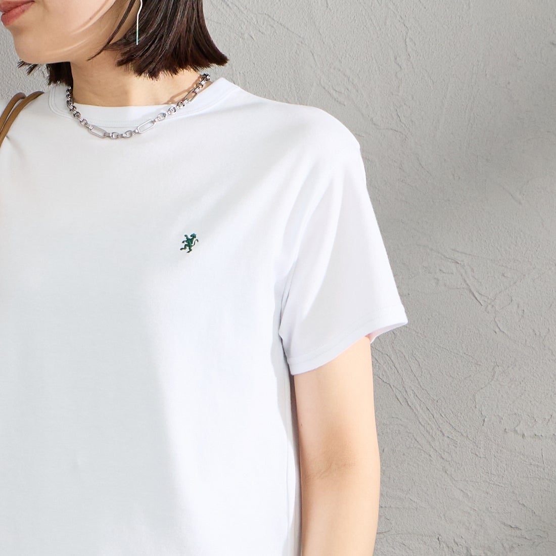 Gymphlex [ジムフレックス] ワンポイントロゴ刺繍 ショート丈Tシャツ [GY-C0539FLK] WHITE &&モデル身長：160cm 着用サイズ：14&&