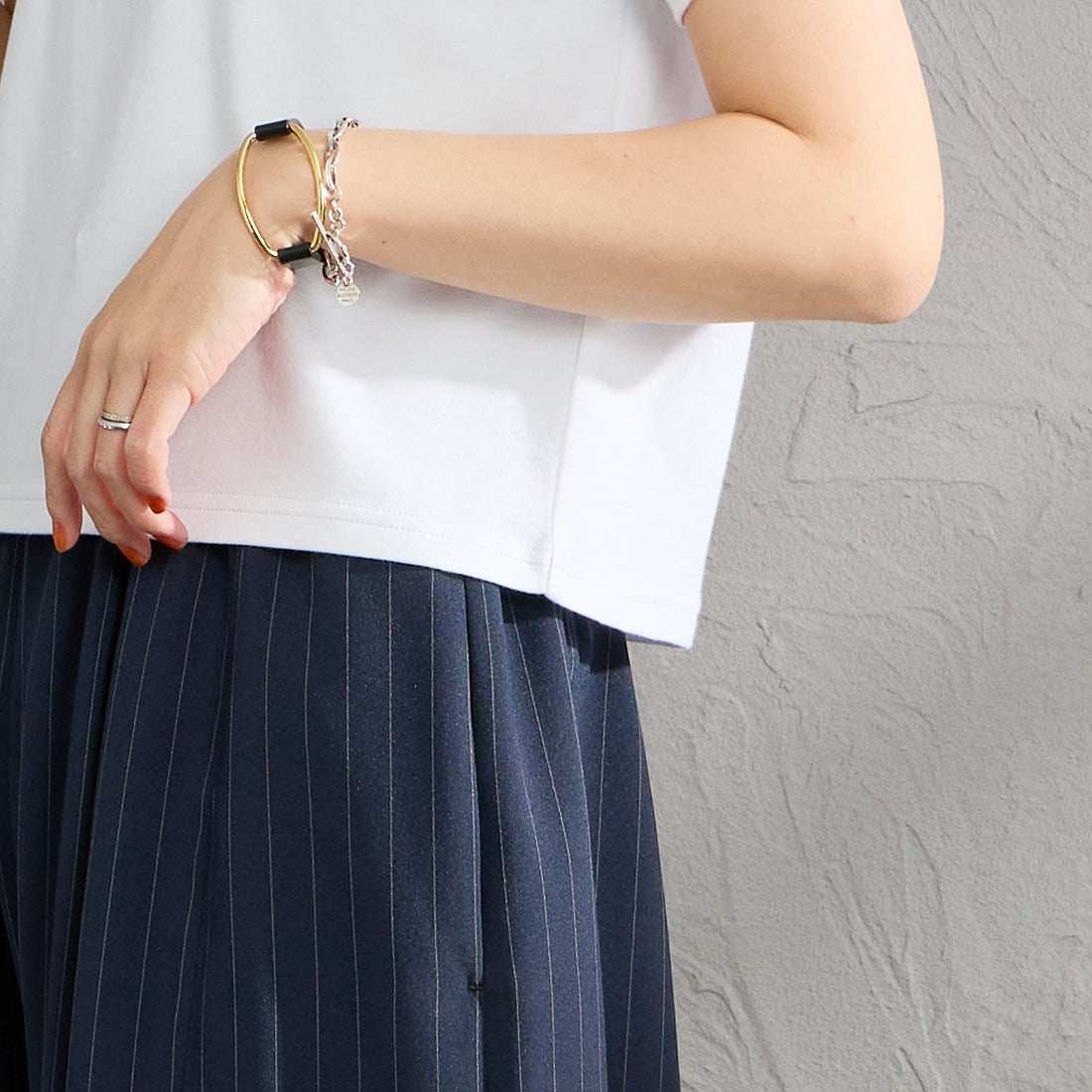 Gymphlex [ジムフレックス] ワンポイントロゴ刺繍 ショート丈Tシャツ [GY-C0539FLK] WHITE &&モデル身長：160cm 着用サイズ：14&&