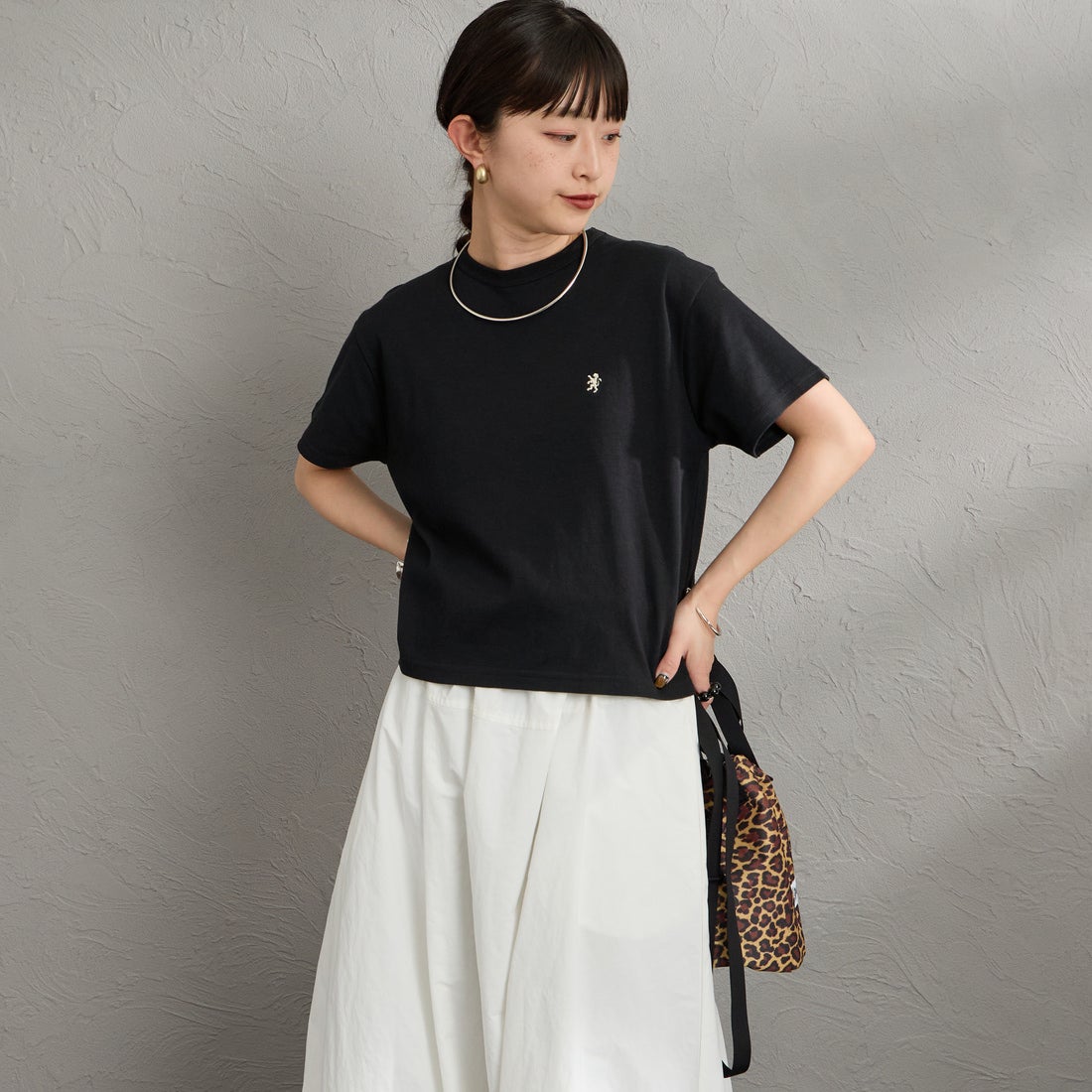 Gymphlex [ジムフレックス] ワンポイントロゴ刺繍 ショート丈Tシャツ [GY-C0539FLK] BLACK &&モデル身長：150cm 着用サイズ：14&&