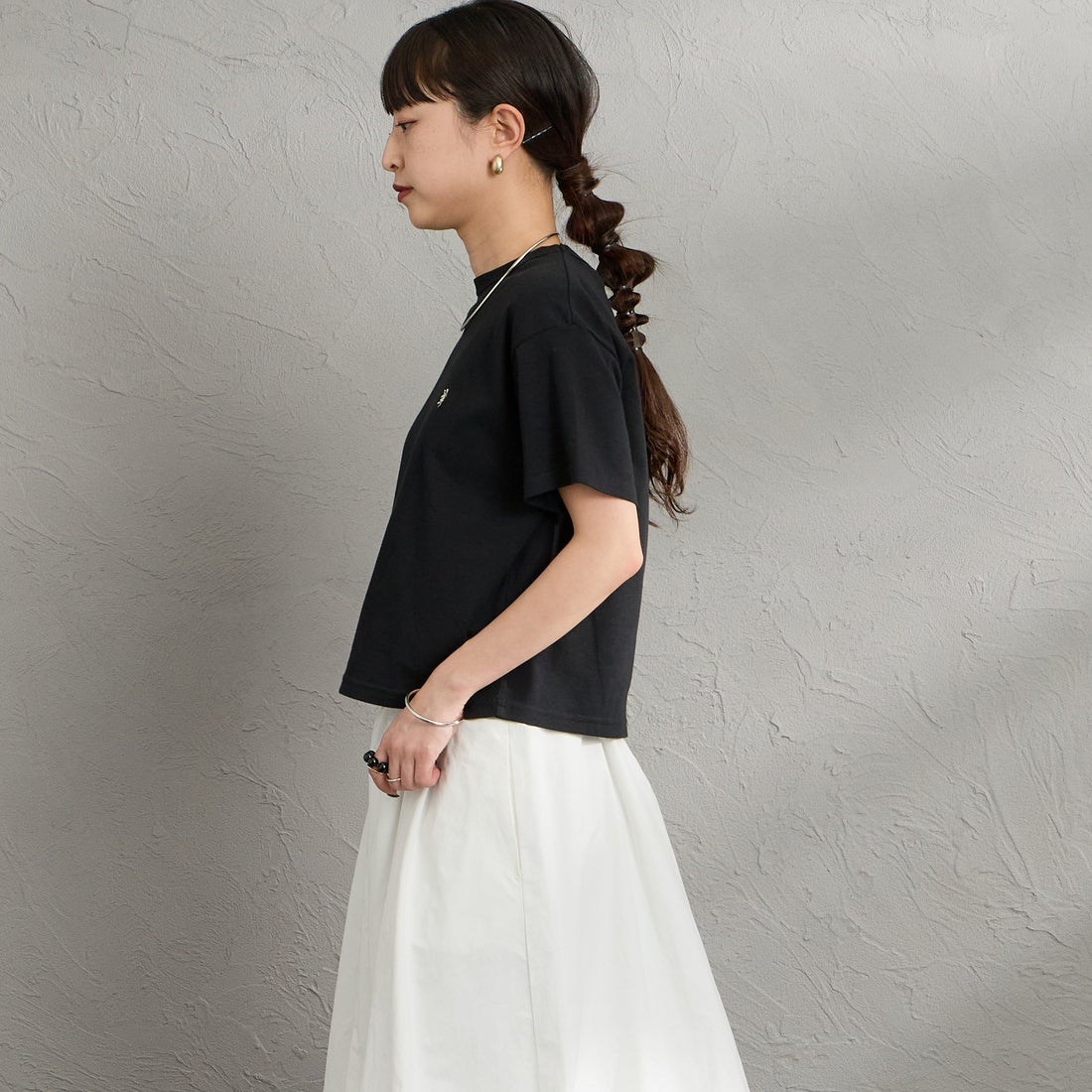 Gymphlex [ジムフレックス] ワンポイントロゴ刺繍 ショート丈Tシャツ [GY-C0539FLK] BLACK &&モデル身長：150cm 着用サイズ：14&&