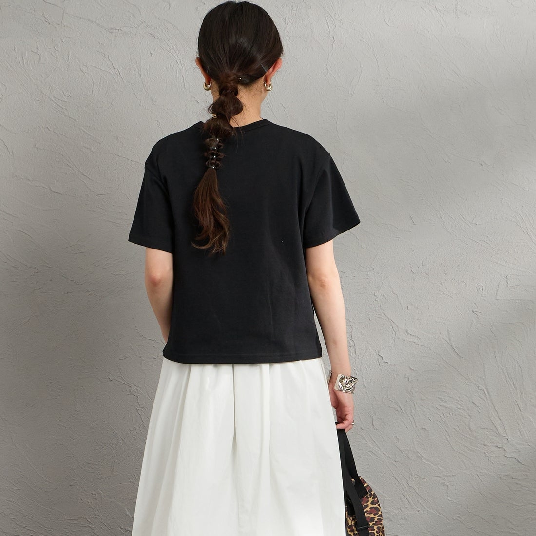 Gymphlex [ジムフレックス] ワンポイントロゴ刺繍 ショート丈Tシャツ [GY-C0539FLK] BLACK &&モデル身長：150cm 着用サイズ：14&&