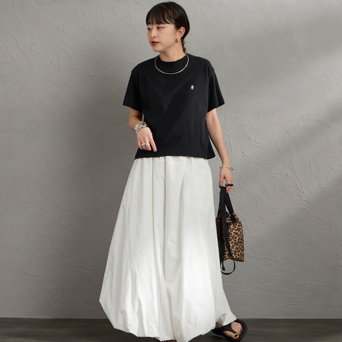 Gymphlex [ジムフレックス] ワンポイントロゴ刺繍 ショート丈Tシャツ [GY-C0539FLK] BLACK &&モデル身長：150cm 着用サイズ：14&&