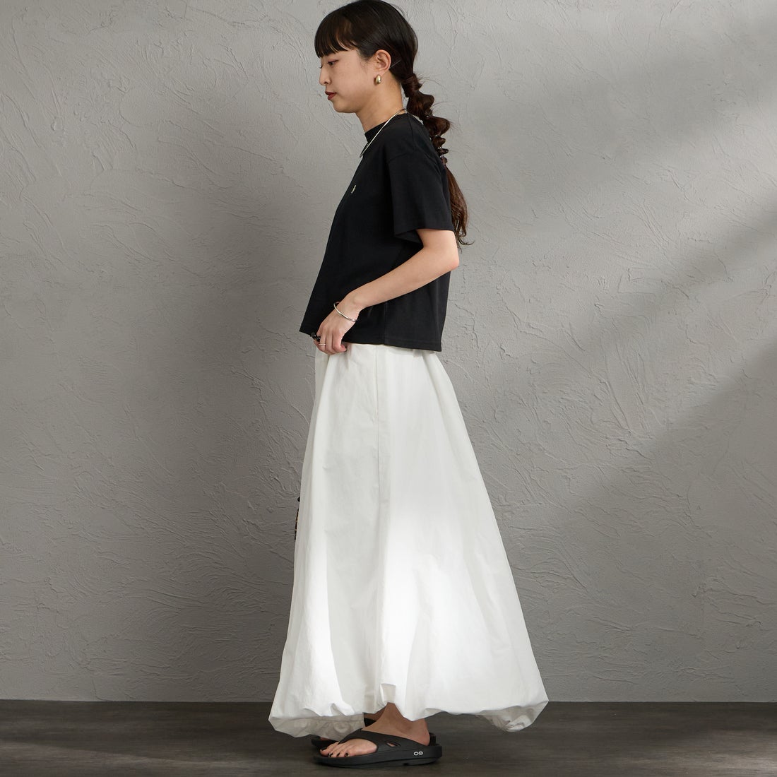 Gymphlex [ジムフレックス] ワンポイントロゴ刺繍 ショート丈Tシャツ [GY-C0539FLK] BLACK &&モデル身長：150cm 着用サイズ：14&&