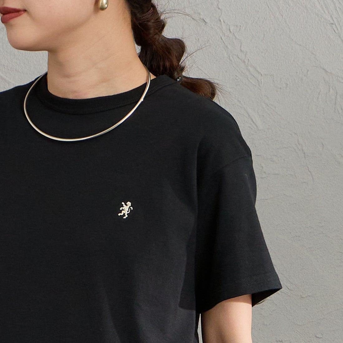 Gymphlex [ジムフレックス] ワンポイントロゴ刺繍 ショート丈Tシャツ [GY-C0539FLK] BLACK &&モデル身長：150cm 着用サイズ：14&&