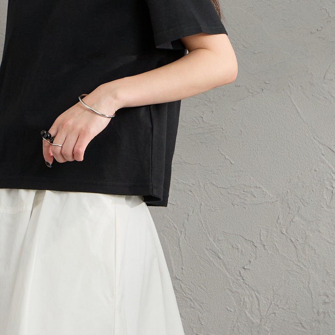 Gymphlex [ジムフレックス] ワンポイントロゴ刺繍 ショート丈Tシャツ [GY-C0539FLK] BLACK &&モデル身長：150cm 着用サイズ：14&&