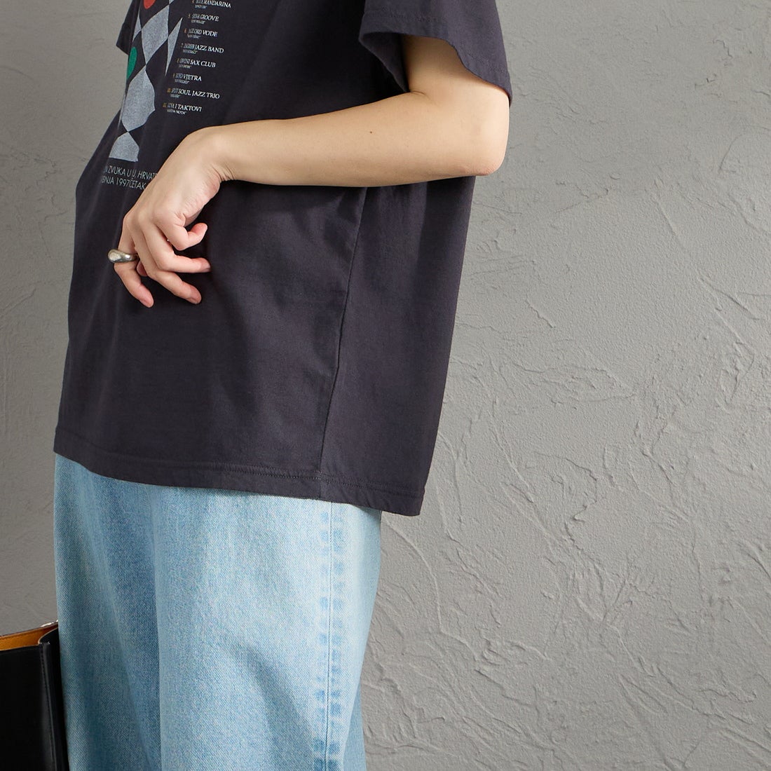 THE SHINZONE [ザ シンゾーン] ジャズコンサートTシャツ [26SMSCU09] 06 GRAY &&モデル身長：158cm 着用サイズ：F0&&