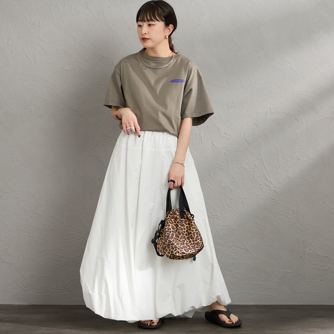 THE SHINZONE [ザ シンゾーン] ビンゴTシャツ [26SMSCU13] 06 GRAY &&モデル身長：150cm 着用サイズ：F0&&