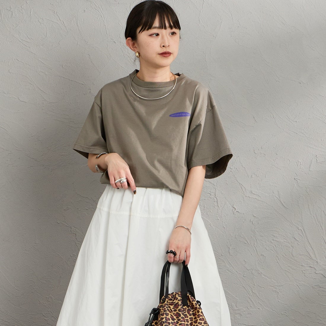 THE SHINZONE [ザ シンゾーン] ビンゴTシャツ [26SMSCU13] 06 GRAY &&モデル身長：150cm 着用サイズ：F0&&