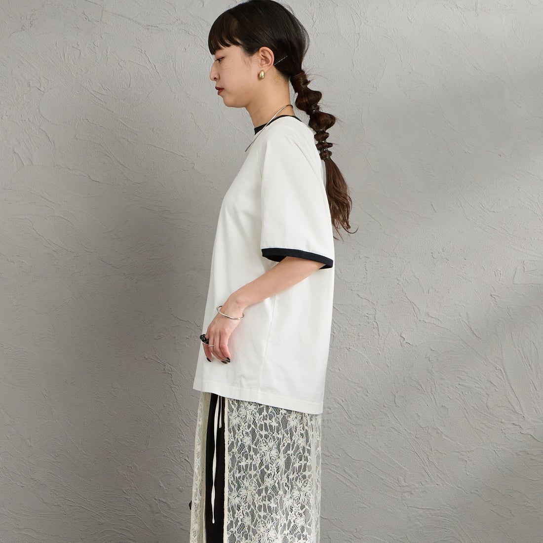 THE SHINZONE [ザ シンゾーン] フレッシュマーケットリンガーTシャツ [26SMSCU12] 01 WHITE &&モデル身長：150cm 着用サイズ：F0&&