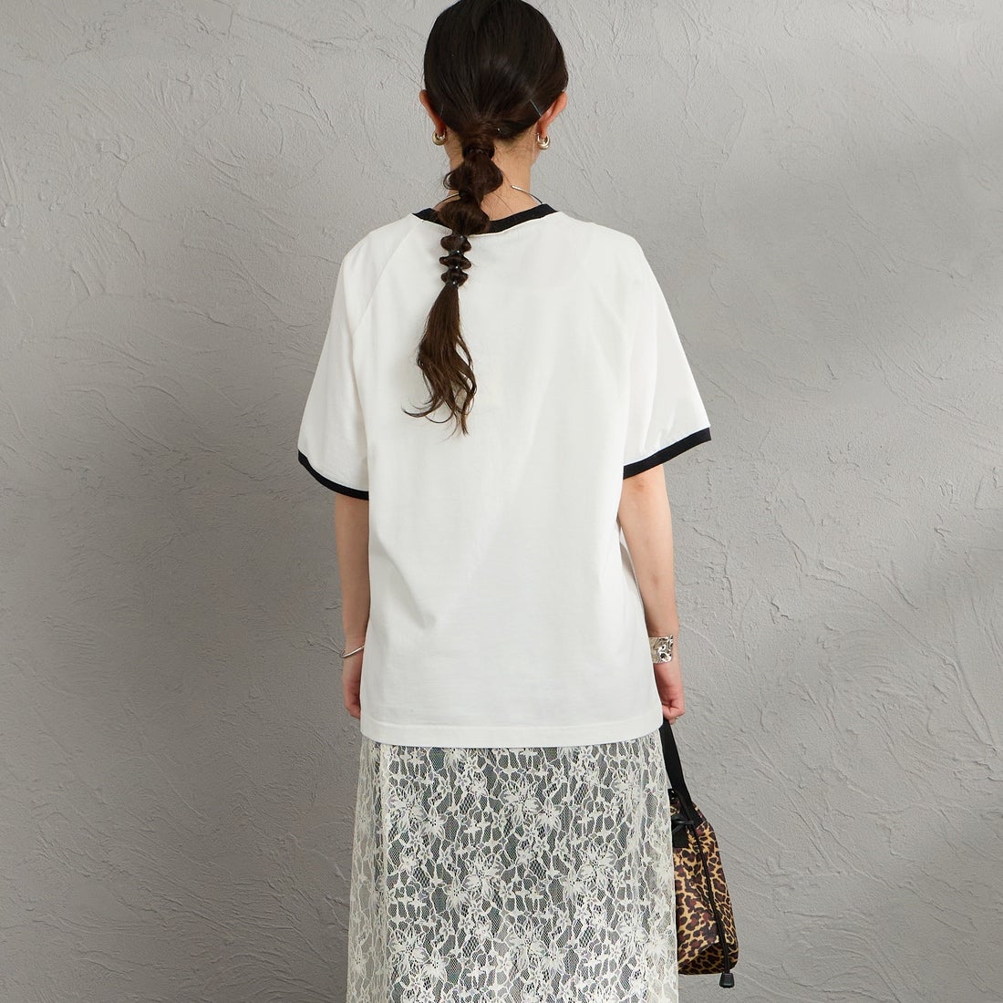 THE SHINZONE [ザ シンゾーン] フレッシュマーケットリンガーTシャツ [26SMSCU12] 01 WHITE &&モデル身長：150cm 着用サイズ：F0&&