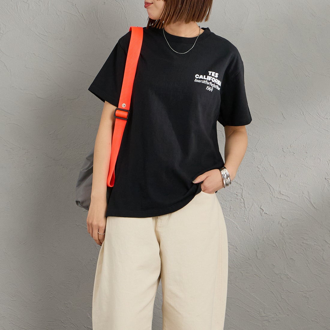 The Endless Summer [エンドレスサマー] 別注 バックロゴプリントTシャツ [FH-26574505-JF] BLACK &&モデル身長：159cm 着用サイズ：S&&