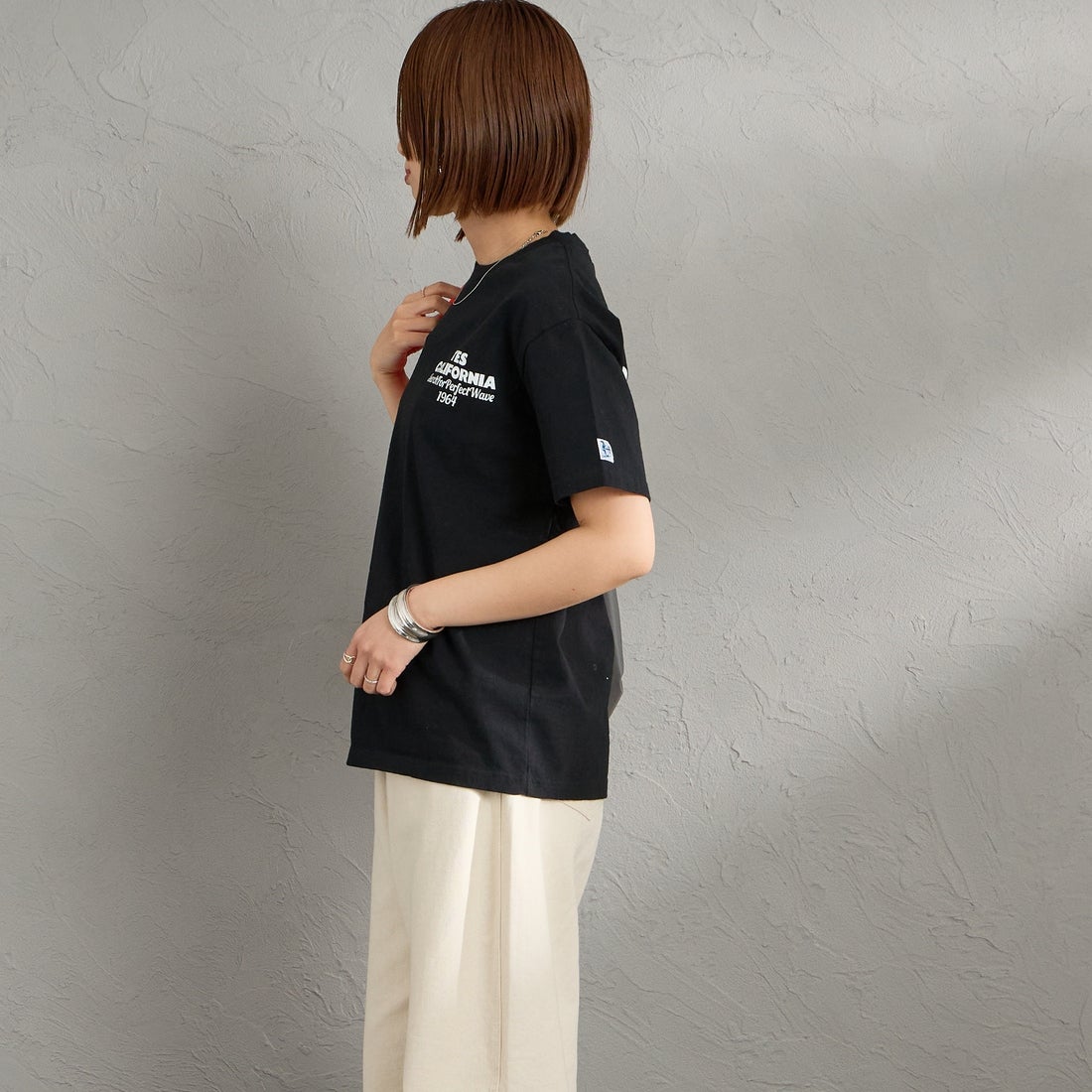 The Endless Summer [エンドレスサマー] 別注 バックロゴプリントTシャツ [FH-26574505-JF] BLACK &&モデル身長：159cm 着用サイズ：S&&