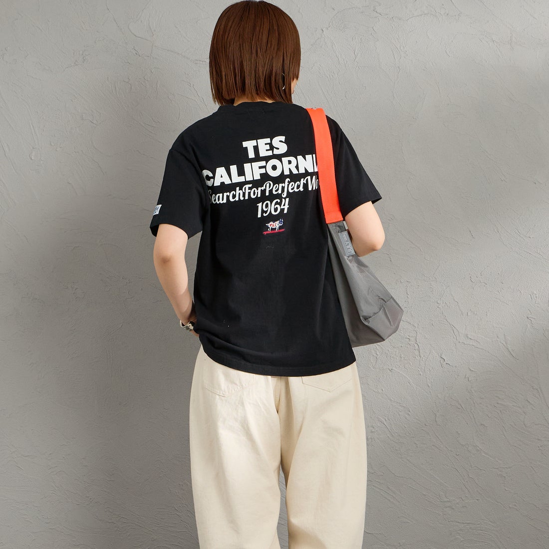 The Endless Summer [エンドレスサマー] 別注 バックロゴプリントTシャツ [FH-26574505-JF] BLACK &&モデル身長：159cm 着用サイズ：S&&