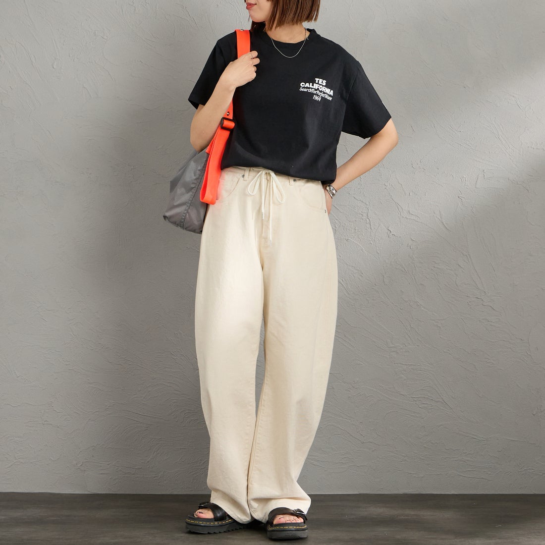 The Endless Summer [エンドレスサマー] 別注 バックロゴプリントTシャツ [FH-26574505-JF] BLACK &&モデル身長：159cm 着用サイズ：S&&