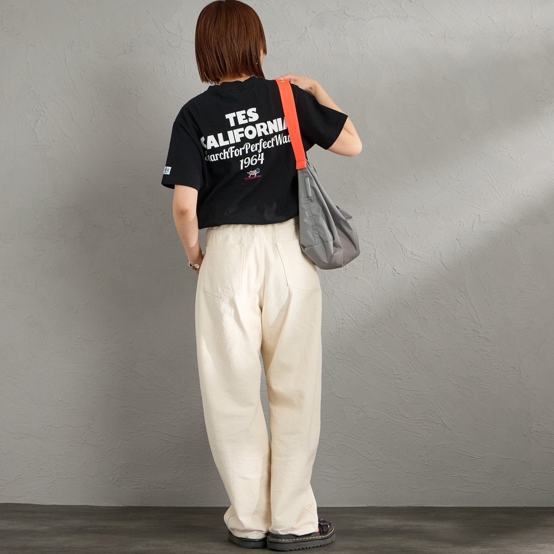 The Endless Summer [エンドレスサマー] 別注 バックロゴプリントTシャツ [FH-26574505-JF] BLACK &&モデル身長：159cm 着用サイズ：S&&