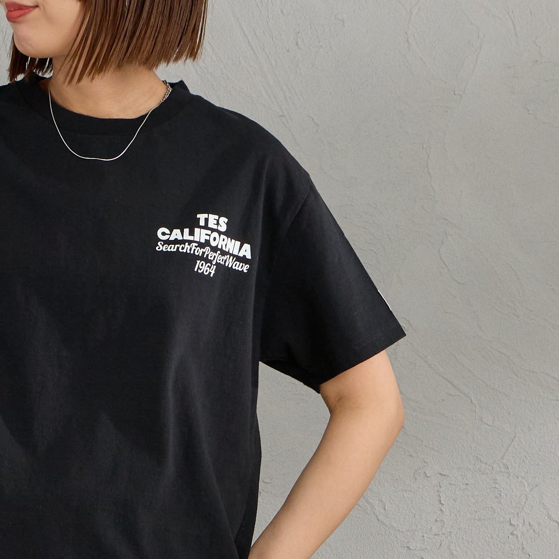 The Endless Summer [エンドレスサマー] 別注 バックロゴプリントTシャツ [FH-26574505-JF] BLACK &&モデル身長：159cm 着用サイズ：S&&