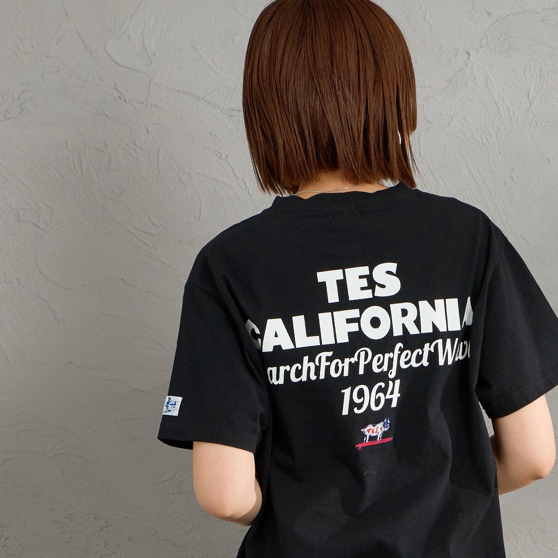 The Endless Summer [エンドレスサマー] 別注 バックロゴプリントTシャツ [FH-26574505-JF] BLACK &&モデル身長：159cm 着用サイズ：S&&