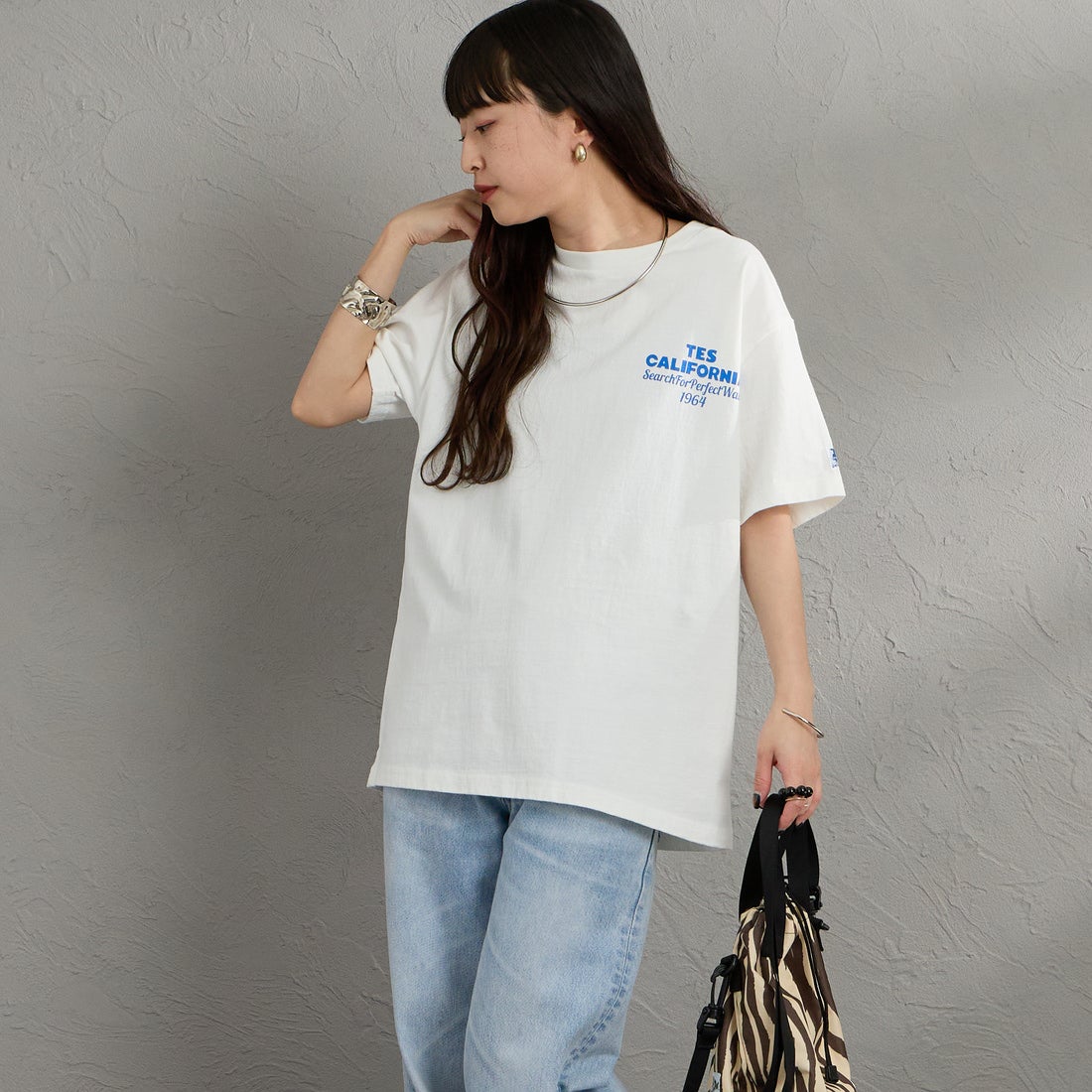 The Endless Summer [エンドレスサマー] 別注 バックロゴプリントTシャツ [FH-26574505-JF] WHITE &&モデル身長：150cm 着用サイズ：S&&