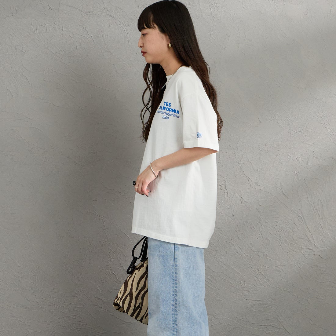 The Endless Summer [エンドレスサマー] 別注 バックロゴプリントTシャツ [FH-26574505-JF] WHITE &&モデル身長：150cm 着用サイズ：S&&