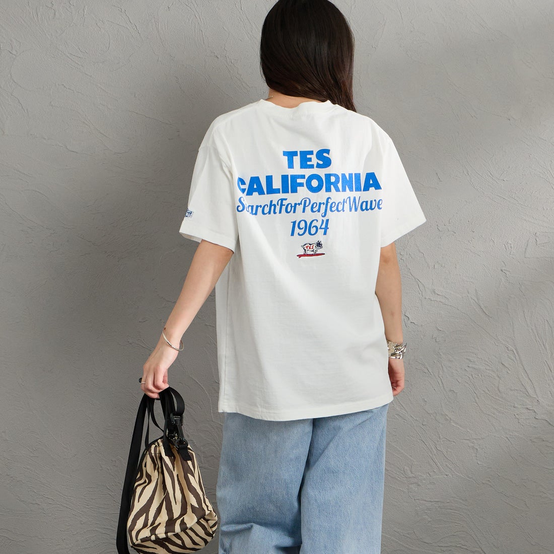 The Endless Summer [エンドレスサマー] 別注 バックロゴプリントTシャツ [FH-26574505-JF] WHITE &&モデル身長：150cm 着用サイズ：S&&