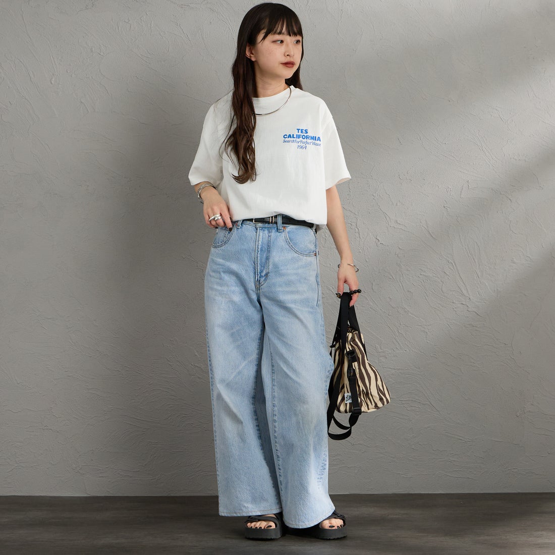 The Endless Summer [エンドレスサマー] 別注 バックロゴプリントTシャツ [FH-26574505-JF] WHITE &&モデル身長：150cm 着用サイズ：S&&