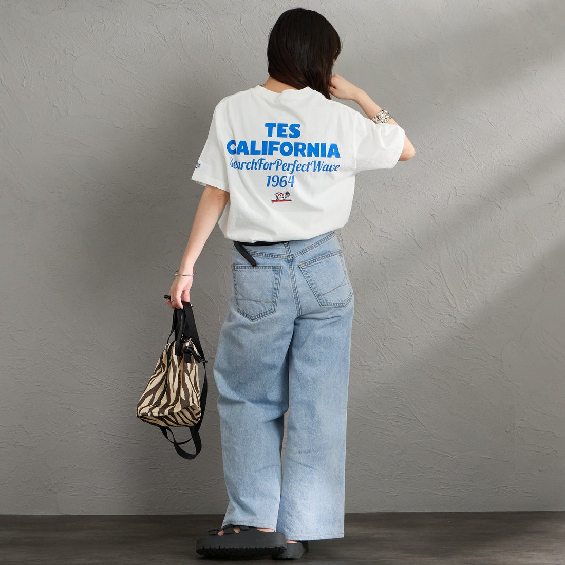 The Endless Summer [エンドレスサマー] 別注 バックロゴプリントTシャツ [FH-26574505-JF] WHITE &&モデル身長：150cm 着用サイズ：S&&