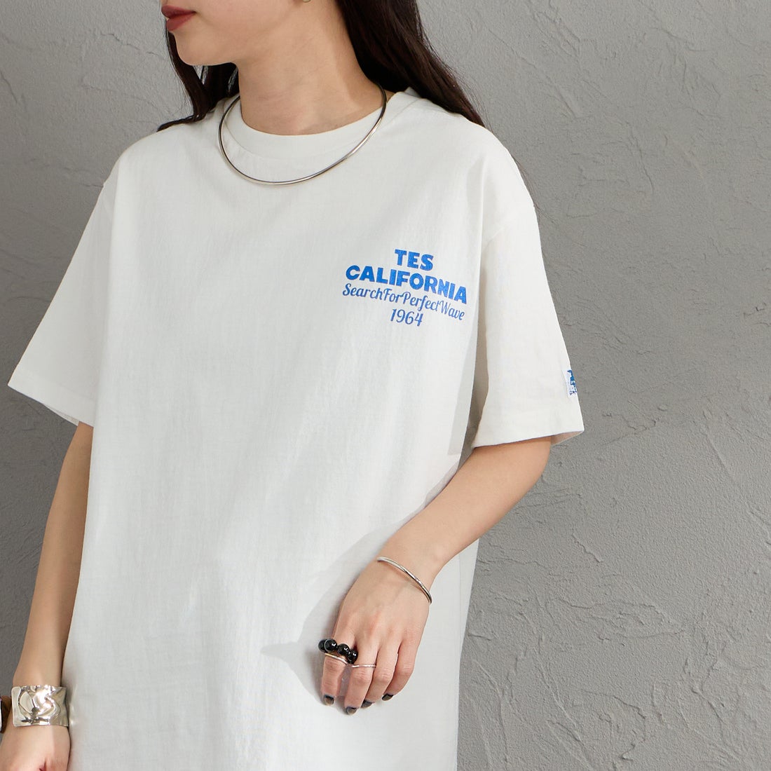 The Endless Summer [エンドレスサマー] 別注 バックロゴプリントTシャツ [FH-26574505-JF] WHITE &&モデル身長：150cm 着用サイズ：S&&