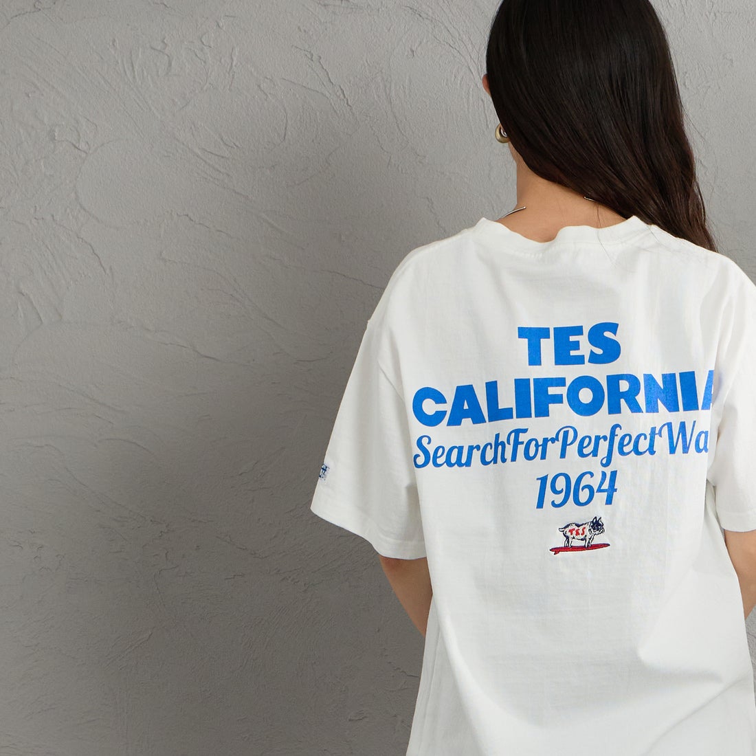 The Endless Summer [エンドレスサマー] 別注 バックロゴプリントTシャツ [FH-26574505-JF] WHITE &&モデル身長：150cm 着用サイズ：S&&