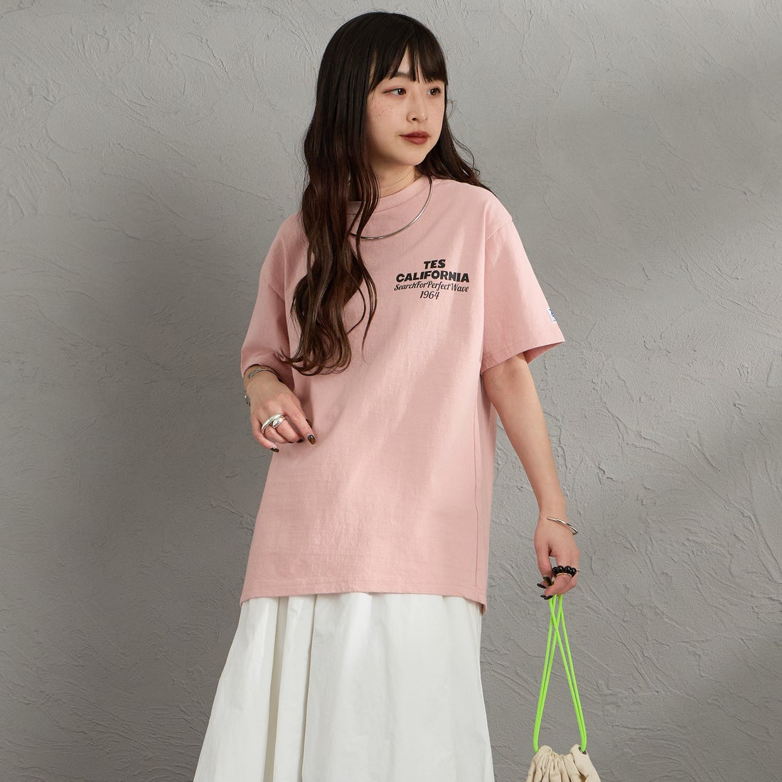 The Endless Summer [エンドレスサマー] 別注 バックロゴプリントTシャツ [FH-26574505-JF] PINK &&モデル身長：150cm 着用サイズ：S&&
