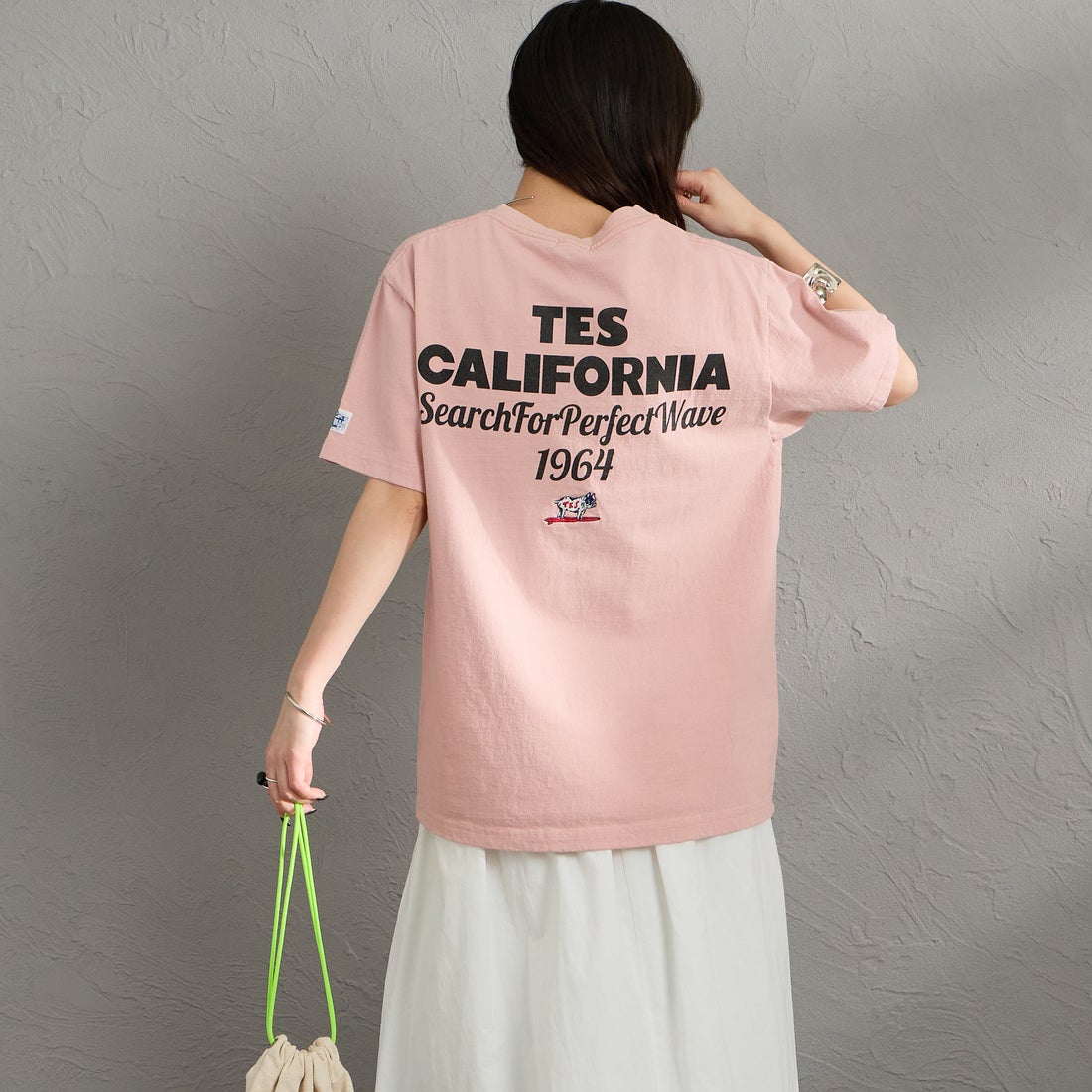 The Endless Summer [エンドレスサマー] 別注 バックロゴプリントTシャツ [FH-26574505-JF] PINK &&モデル身長：150cm 着用サイズ：S&&