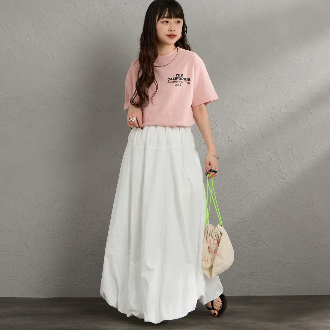 The Endless Summer [エンドレスサマー] 別注 バックロゴプリントTシャツ [FH-26574505-JF] PINK &&モデル身長：150cm 着用サイズ：S&&