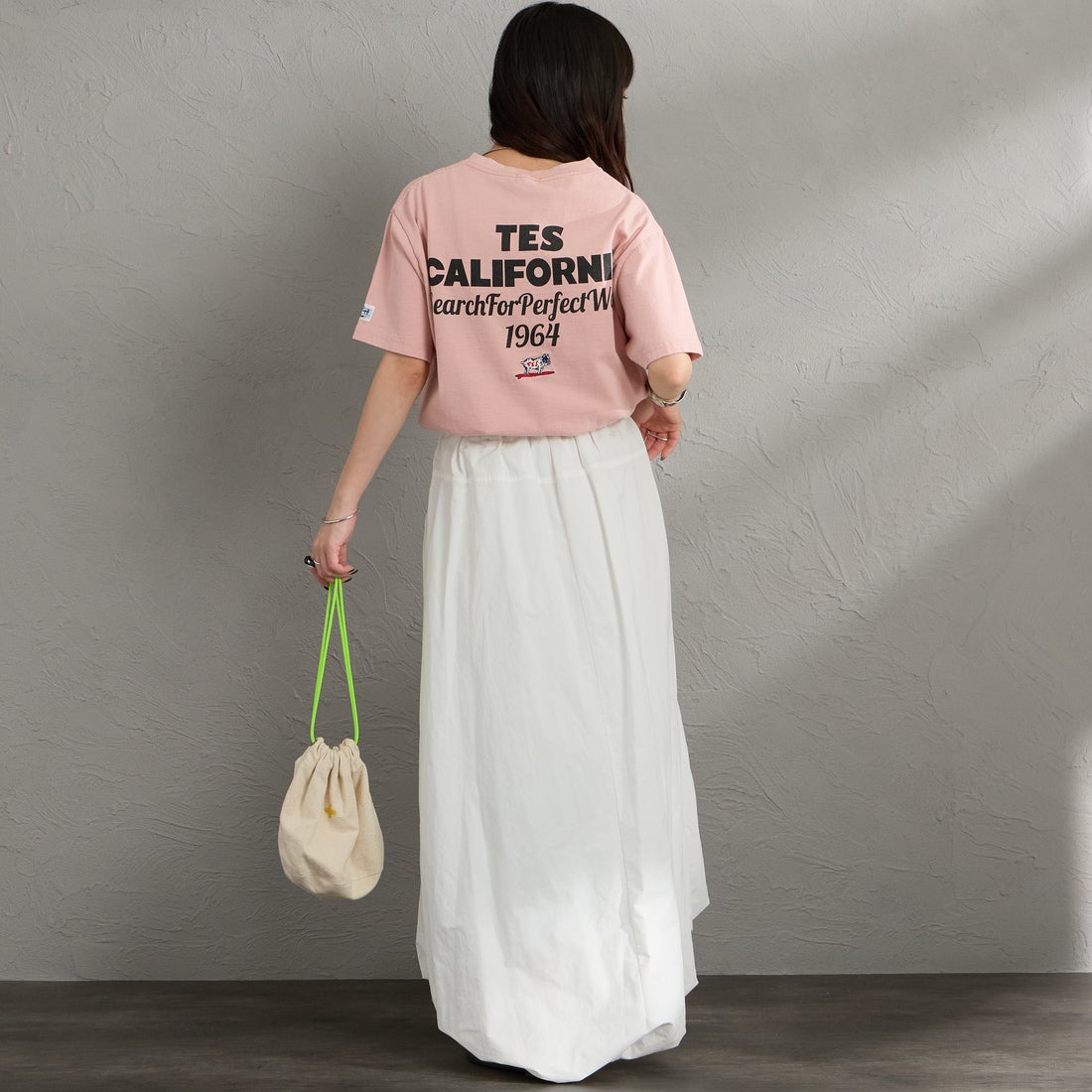 The Endless Summer [エンドレスサマー] 別注 バックロゴプリントTシャツ [FH-26574505-JF] PINK &&モデル身長：150cm 着用サイズ：S&&