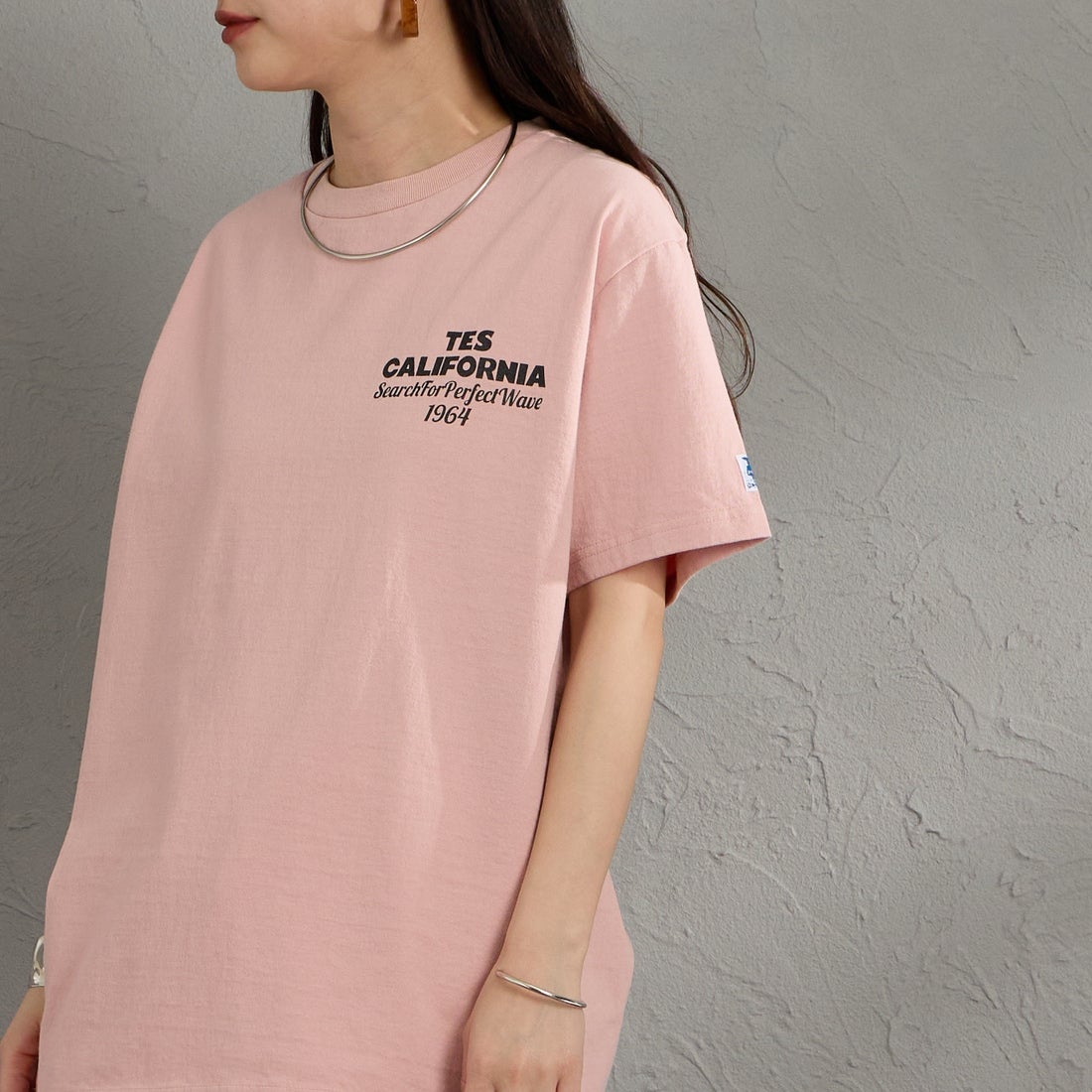 The Endless Summer [エンドレスサマー] 別注 バックロゴプリントTシャツ [FH-26574505-JF] PINK &&モデル身長：150cm 着用サイズ：S&&
