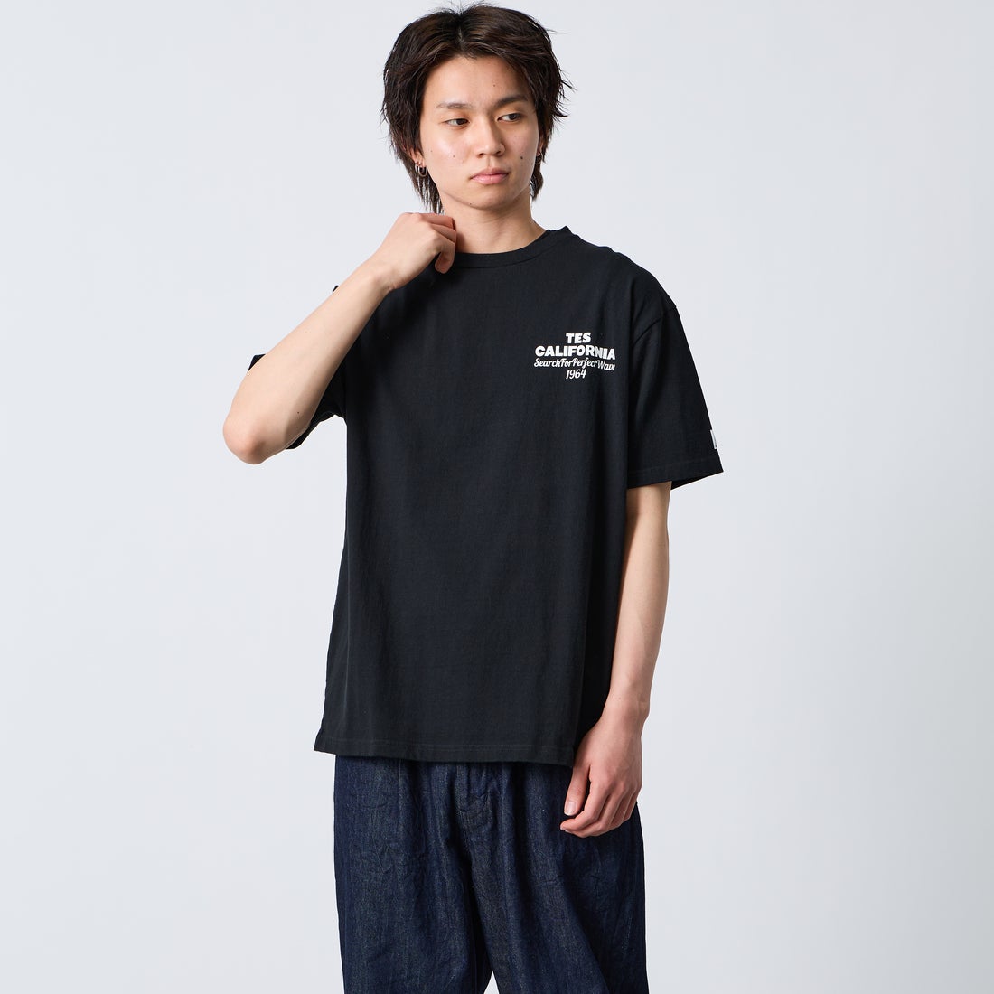 The Endless Summer [エンドレスサマー] 別注 バックロゴプリントTシャツ [FH-26574505-JF] BLACK &&モデル身長：177cm 着用サイズ：XL&&