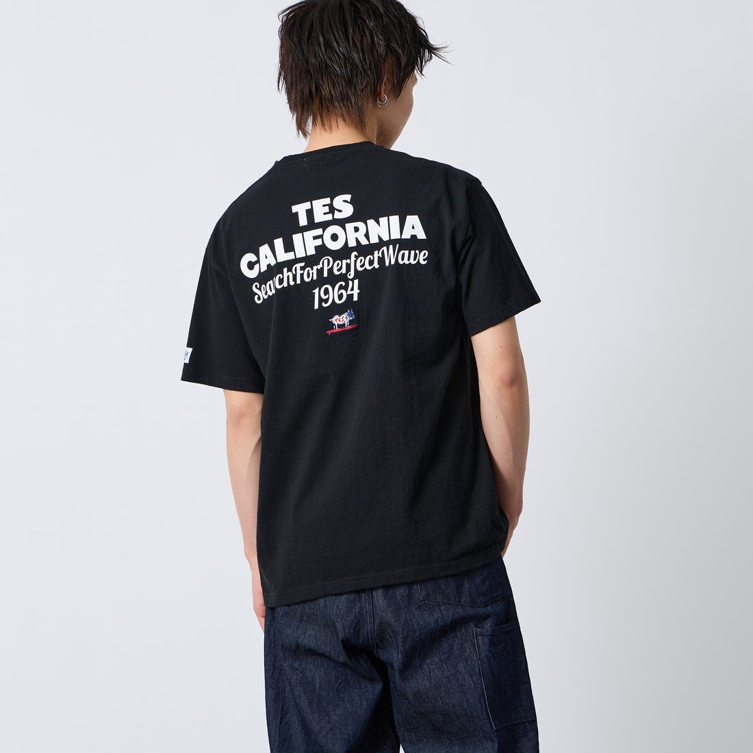 The Endless Summer [エンドレスサマー] 別注 バックロゴプリントTシャツ [FH-26574505-JF] BLACK &&モデル身長：177cm 着用サイズ：XL&&