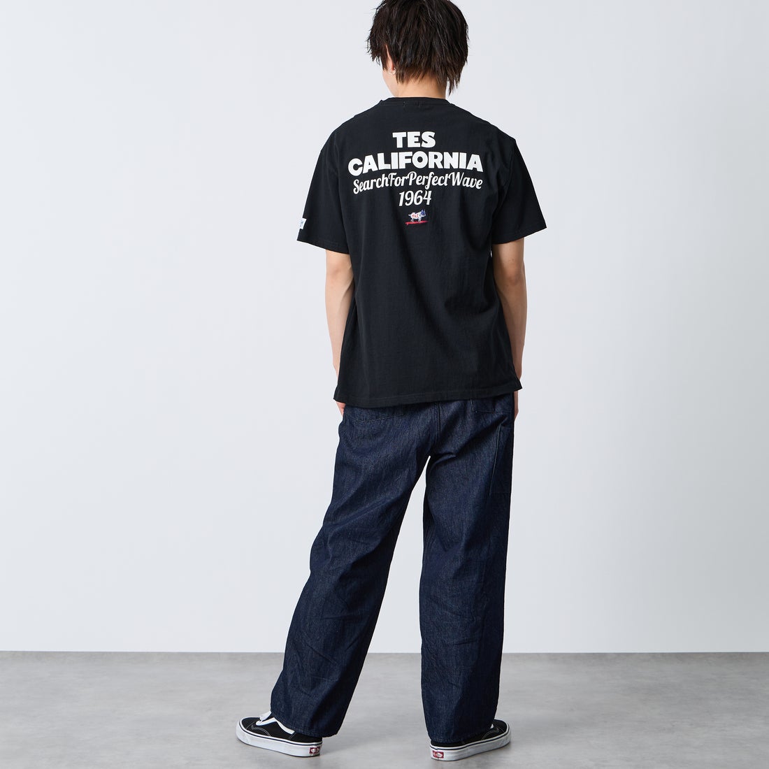 The Endless Summer [エンドレスサマー] 別注 バックロゴプリントTシャツ [FH-26574505-JF] BLACK &&モデル身長：177cm 着用サイズ：XL&&